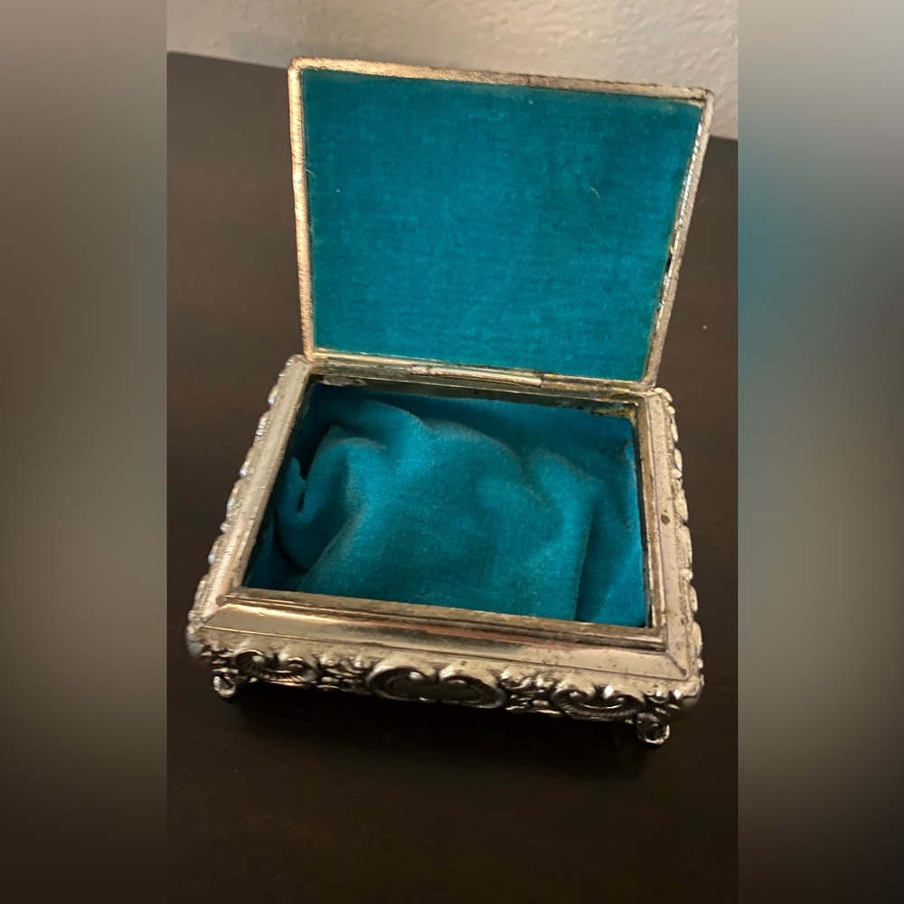 Vintage Silver Tone Trinket Box Footed Jewelry Box Ornate Floral Velvet Lined - Picture 6 of 6
